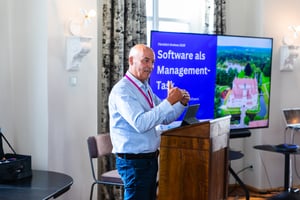 Daniel Hartert speaking at the Software Excellence executive exchange in castle Fürstlich Drehna
