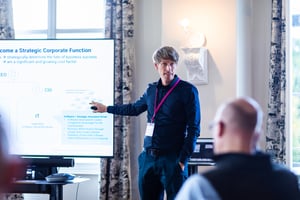 Dr. Johannes Bohnet, CEO of Seerene, presenting to a room of executives and board members of major corporations as part of the Software Excellence Network