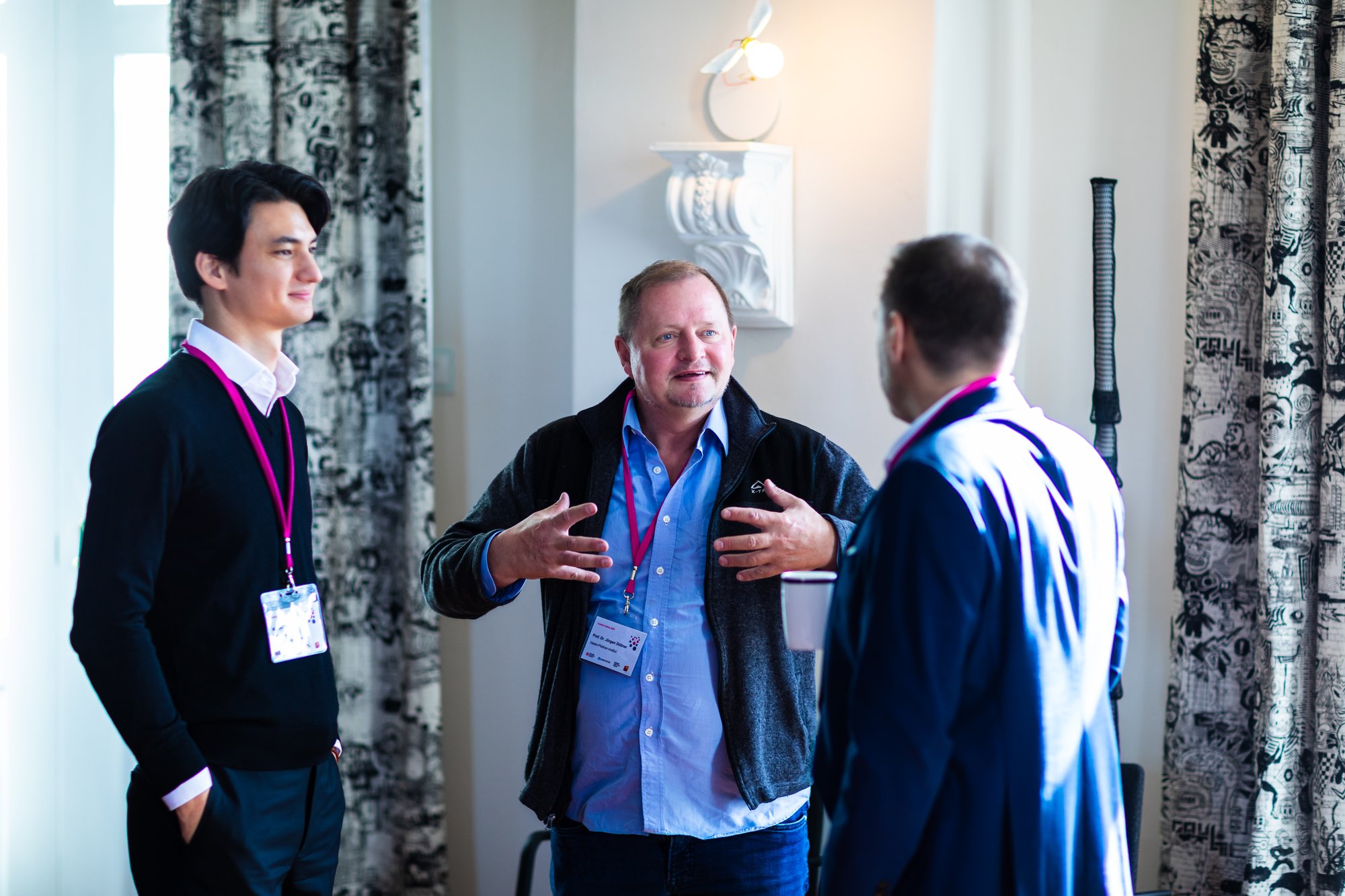 Manuel Yoon and Prof. Dr. Jürgen Döllner speaking about software strategy inside of Schloss Fürstlich Drehna