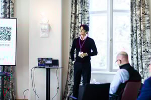 Manuel Yoon engaging with members of the Software Excellence Network in castle Fürstlich Drehna