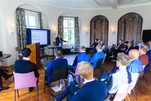 Prof. Dr. Jürgen Döllner speaking to a room full of executives and board members of various major companies for the Software Excellence Network