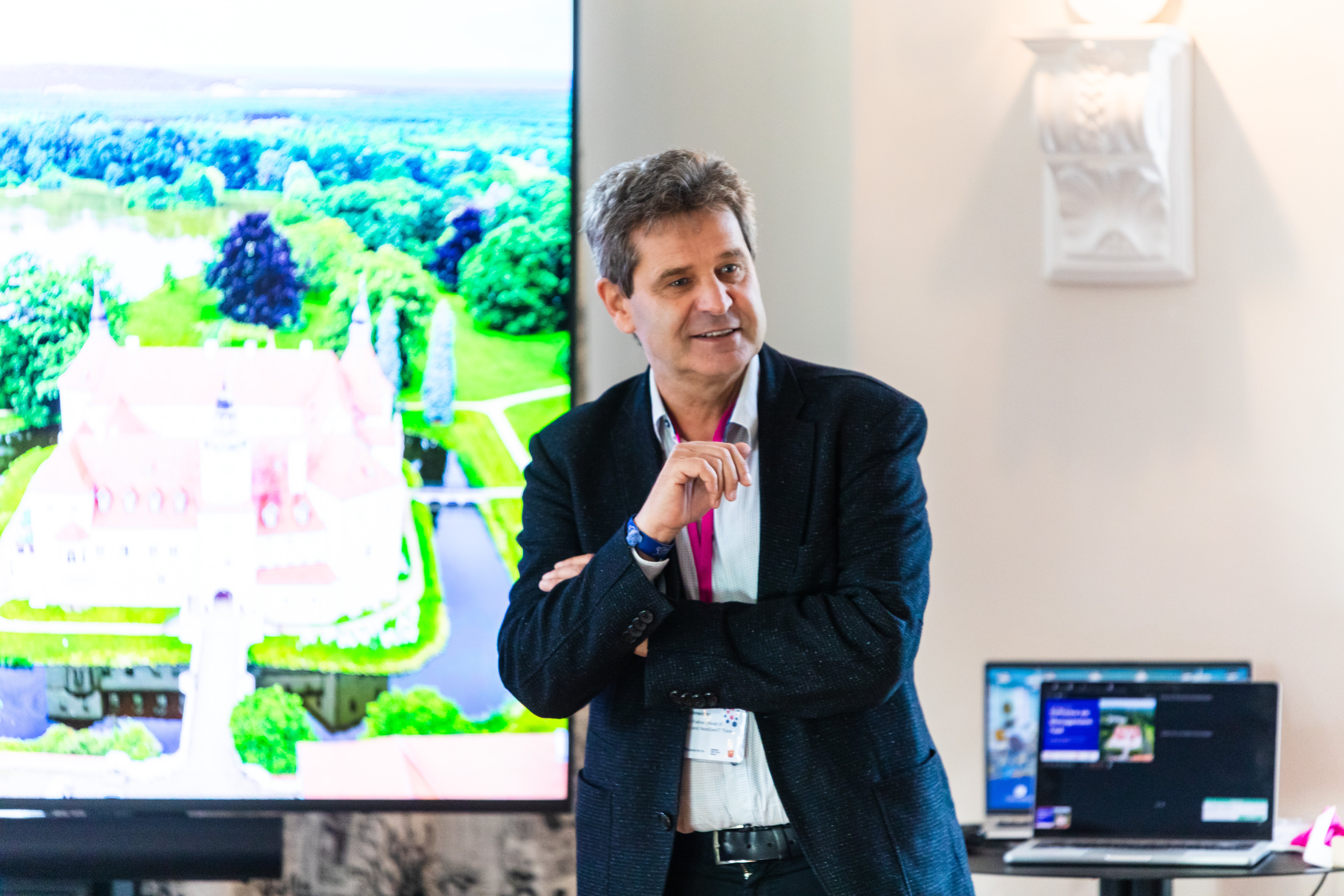 Dr. Ralf Schneider presenting