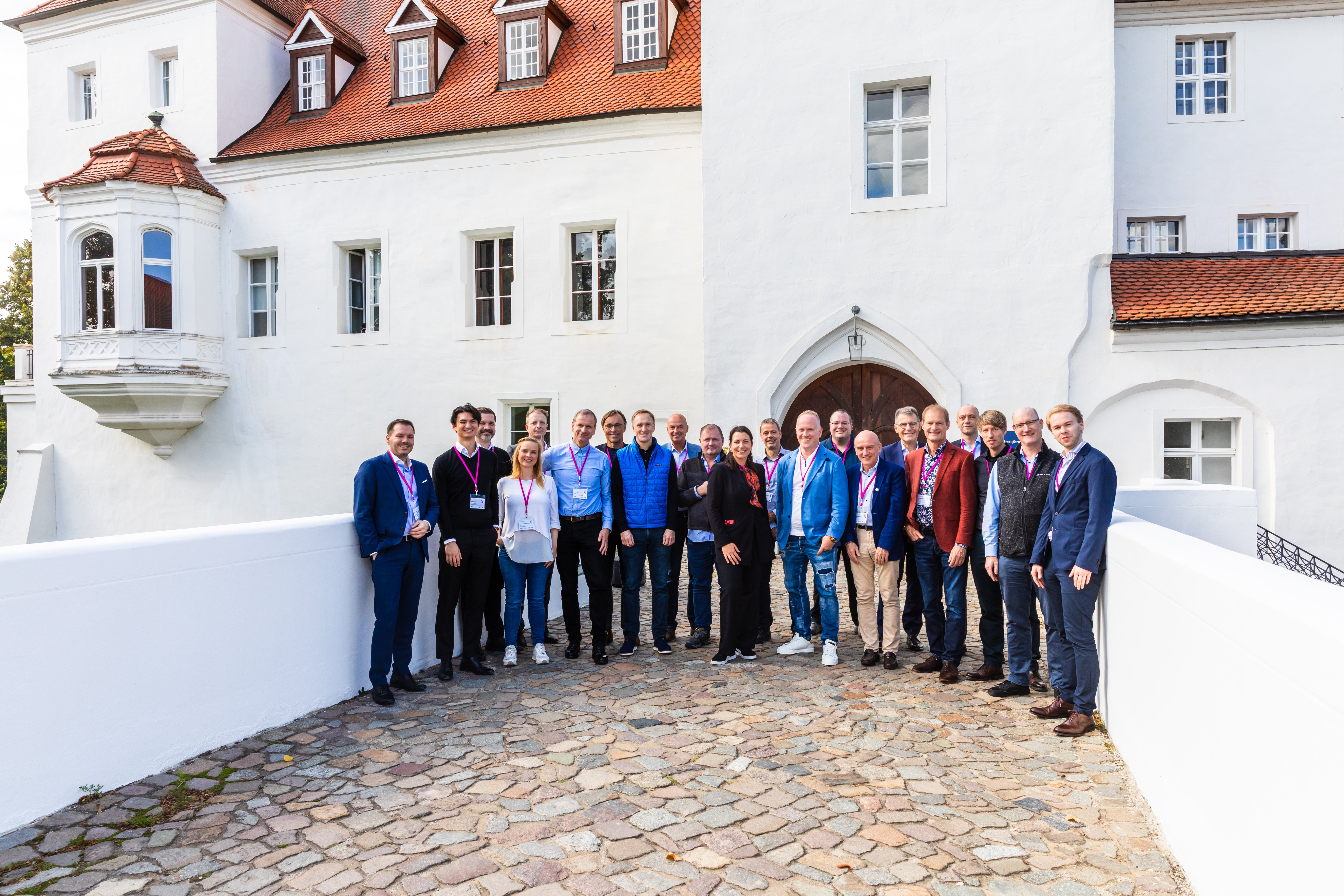 Speakers and participants of Management als Software-Task standing in front of the historic castle Fürstlich Drehna